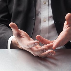 9_Body_Language_Mistakes_During_Interviews_fidgeting