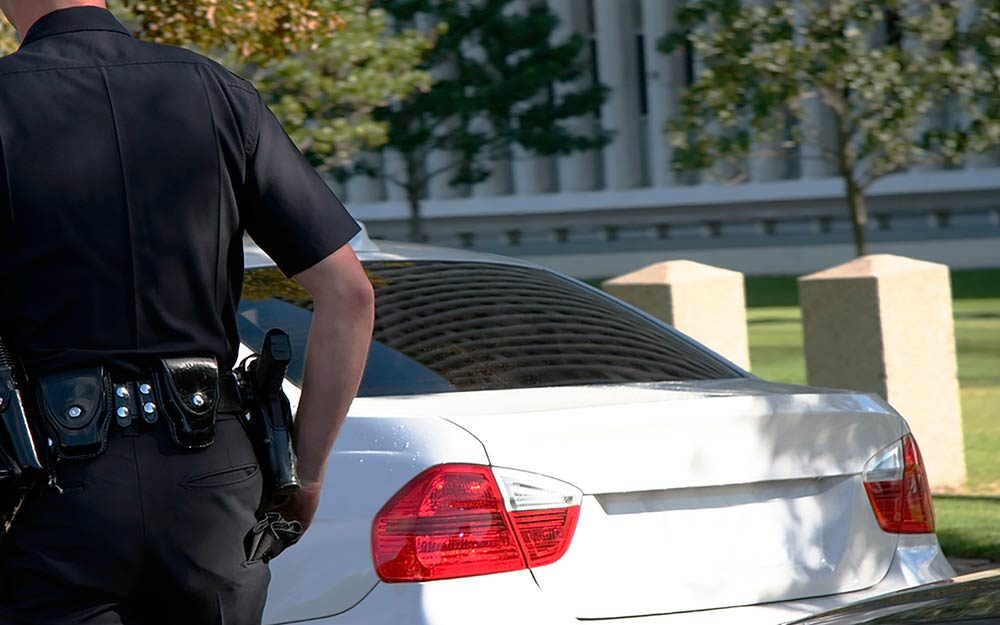 If a Cop Taps Your Taillight When You’re Pulled Over, This Is What It Means