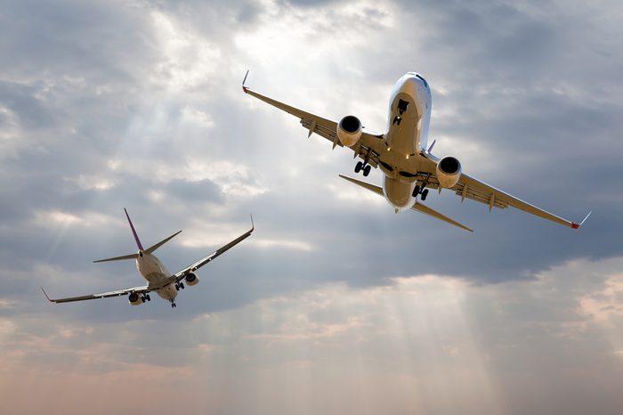 danger between two aircraft during flight (aviation accident)