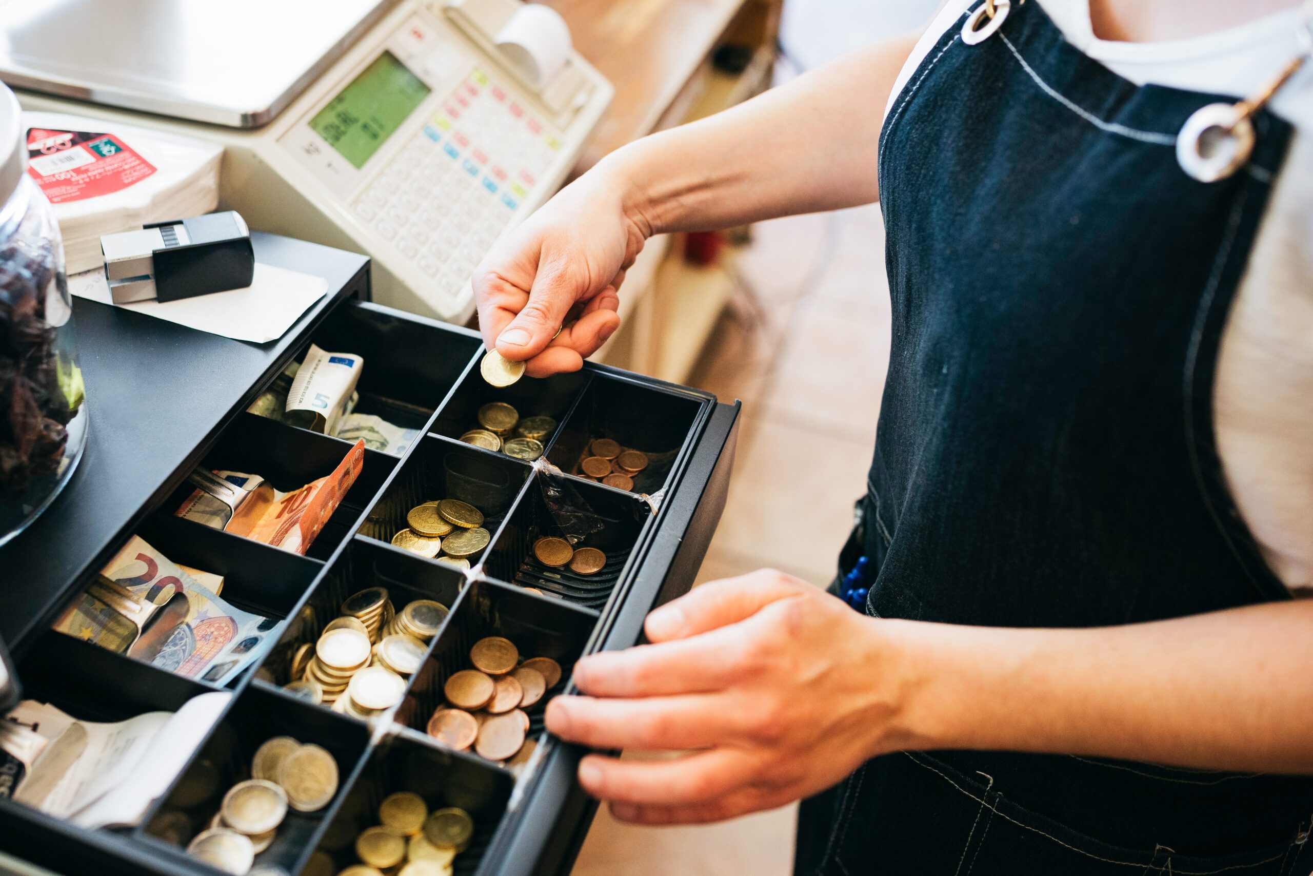 What's The Quick Change Scam And How Do I Protect Myself From It Gettyimages 1408214696